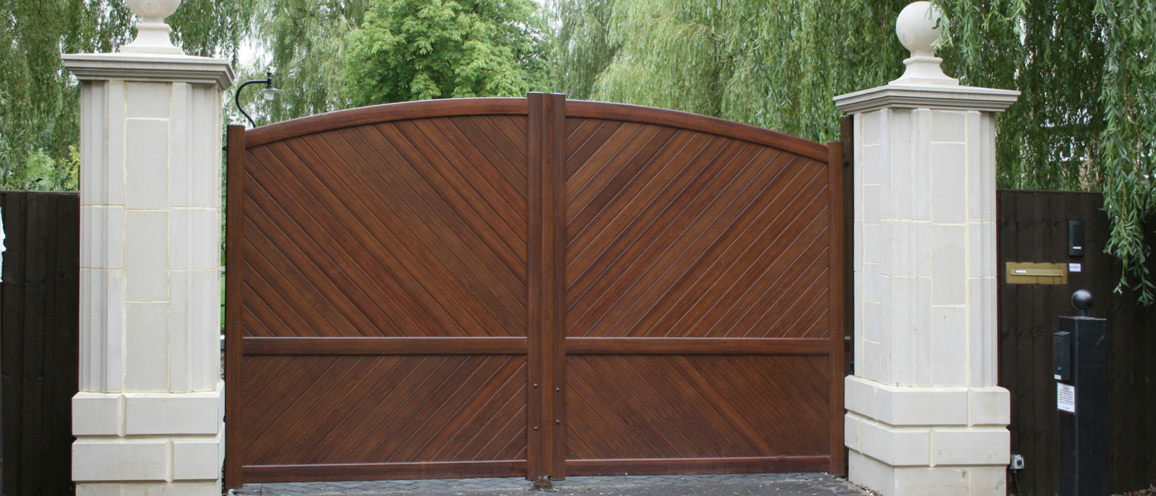 Good looking gates made of aluminium